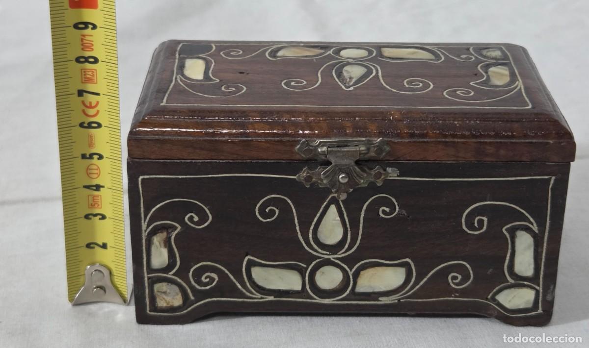 Antig&uuml;edades: Caja de madera con incrustaciones de nacar - Foto 16