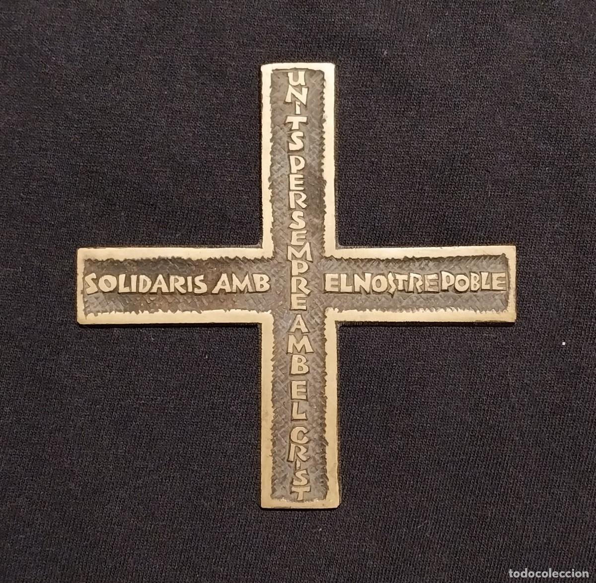 Antig&uuml;edades: Cruz de bronce con inscripci&oacute;n. - Foto 1
