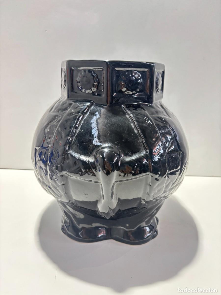 Antig&uuml;edades: Elegante jarr&oacute;n de porcelana, ideal como centro de mesa. Es de color negro y tiene un dise&ntilde;o &uacute;nico.