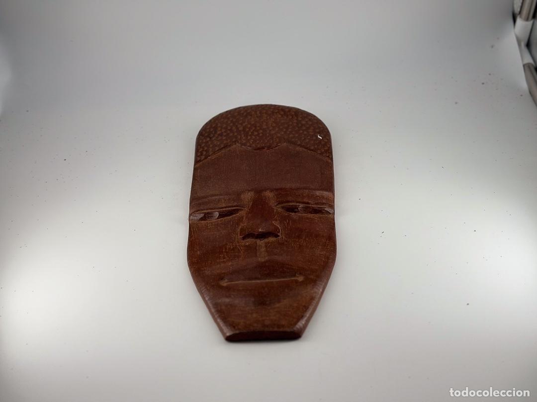 Antig&uuml;edades: MASCARA DE PARED TALLADA EN MADERA A MANO - Foto 1
