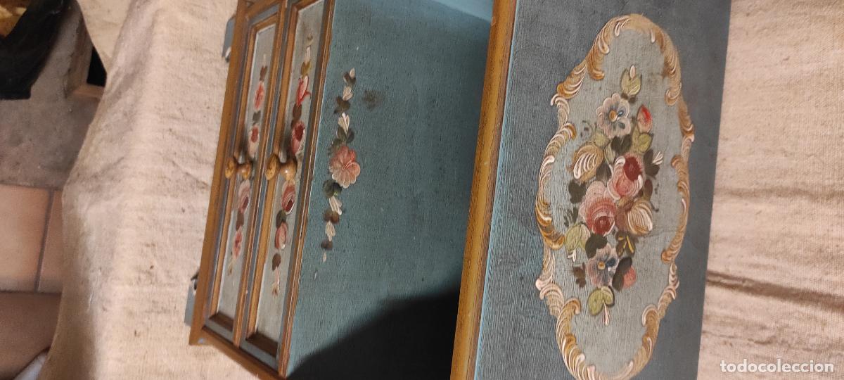 Antig&uuml;edades: MESITA DE MADERA POLICROMADA FLORES - Foto 2