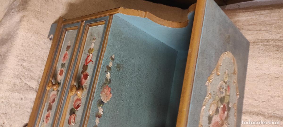 Antig&uuml;edades: MESITA DE MADERA POLICROMADA FLORES - Foto 3