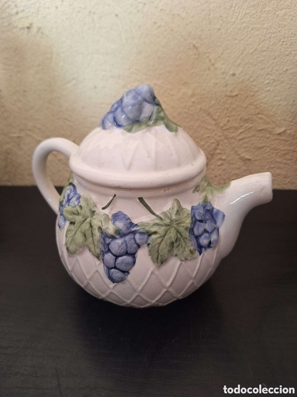 Antig&uuml;edades: Tetera blanca con dise&ntilde;o de uva - Foto 1