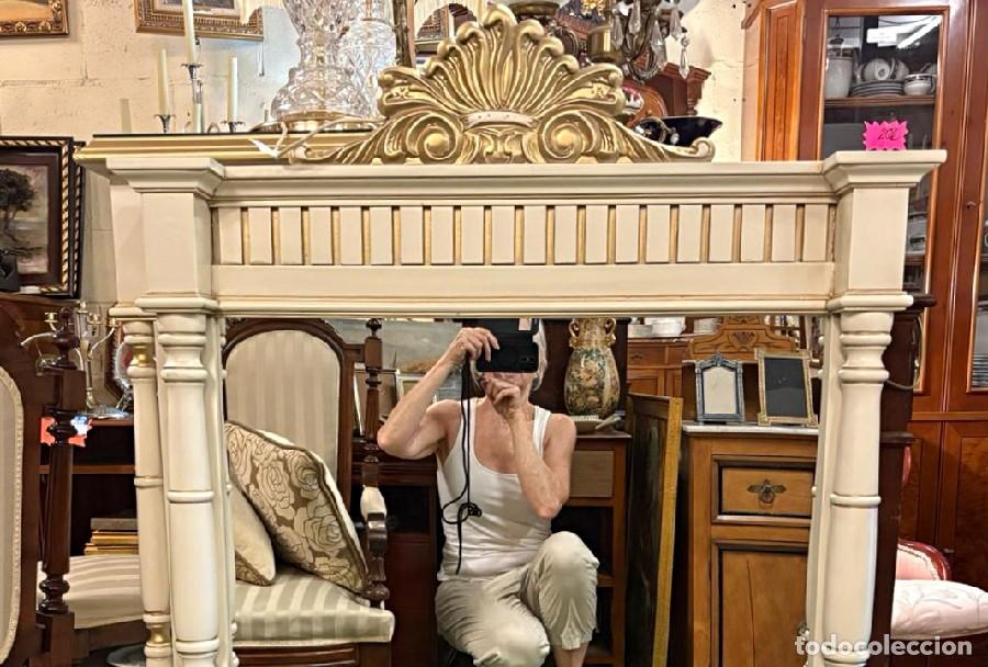 Antig&uuml;edades: C&oacute;moda Blanca y Dorada con Espejo - Foto 2