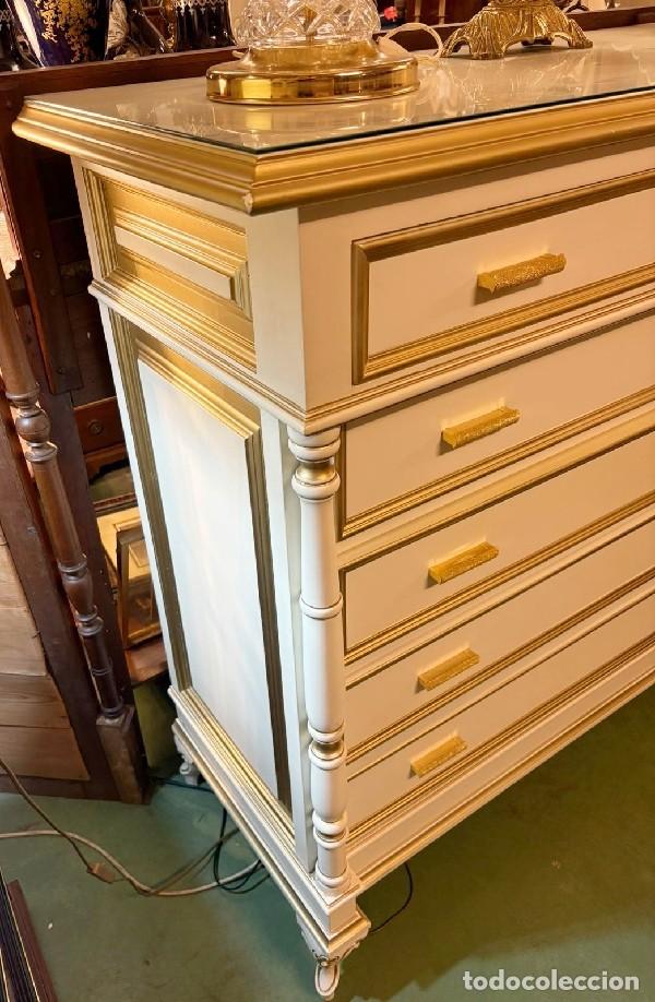 Antig&uuml;edades: C&oacute;moda Blanca y Dorada con Espejo - Foto 7