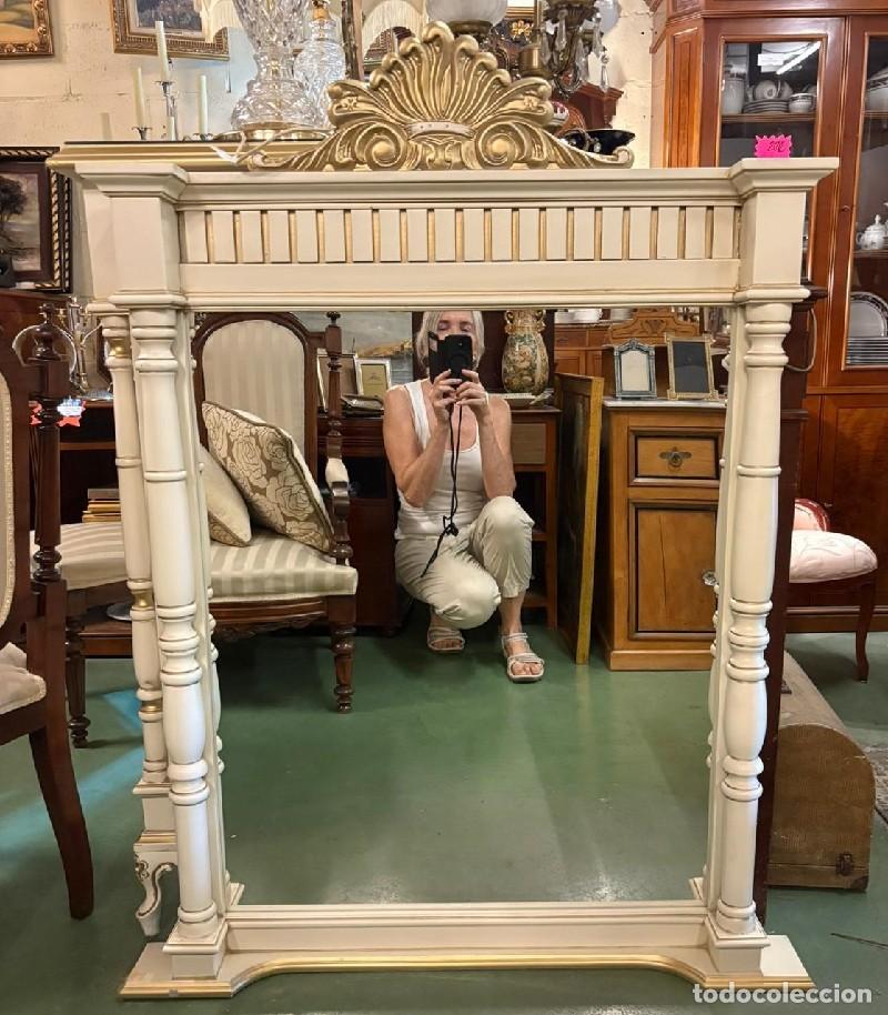 Antig&uuml;edades: C&oacute;moda Blanca y Dorada con Espejo - Foto 9