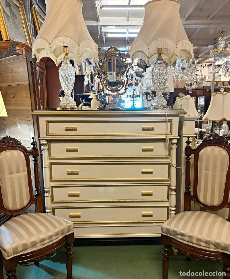 Antig&uuml;edades: C&oacute;moda Blanca y Dorada con Espejo - Foto 11