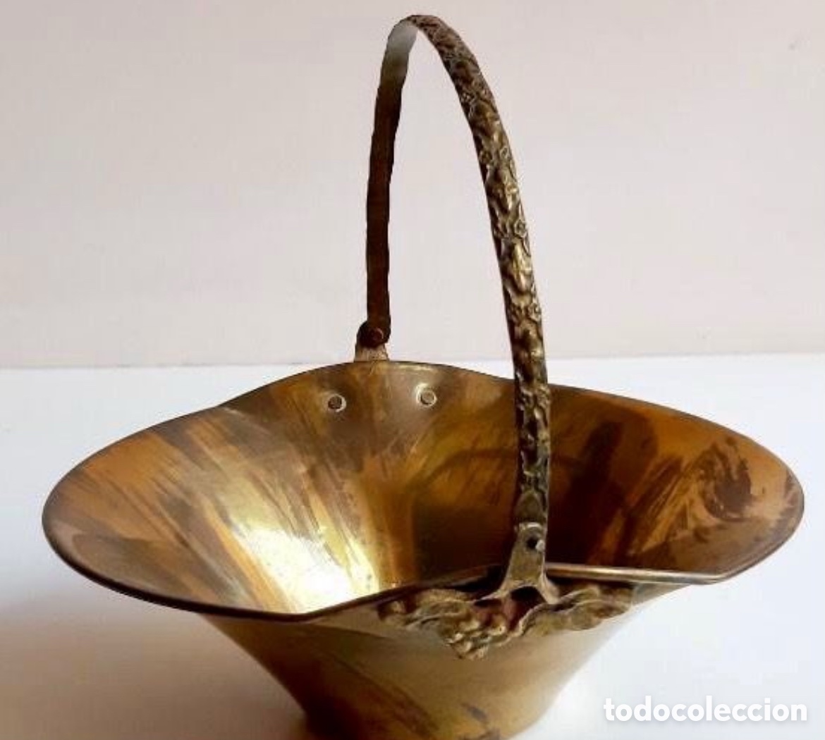 Antig&uuml;edades: DOS CESTAS O BANDEJAS CON ASA DE LATON BRONCE - Foto 2