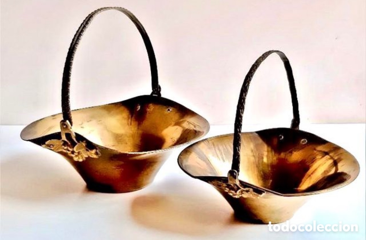Antig&uuml;edades: DOS CESTAS O BANDEJAS CON ASA DE LATON BRONCE - Foto 1