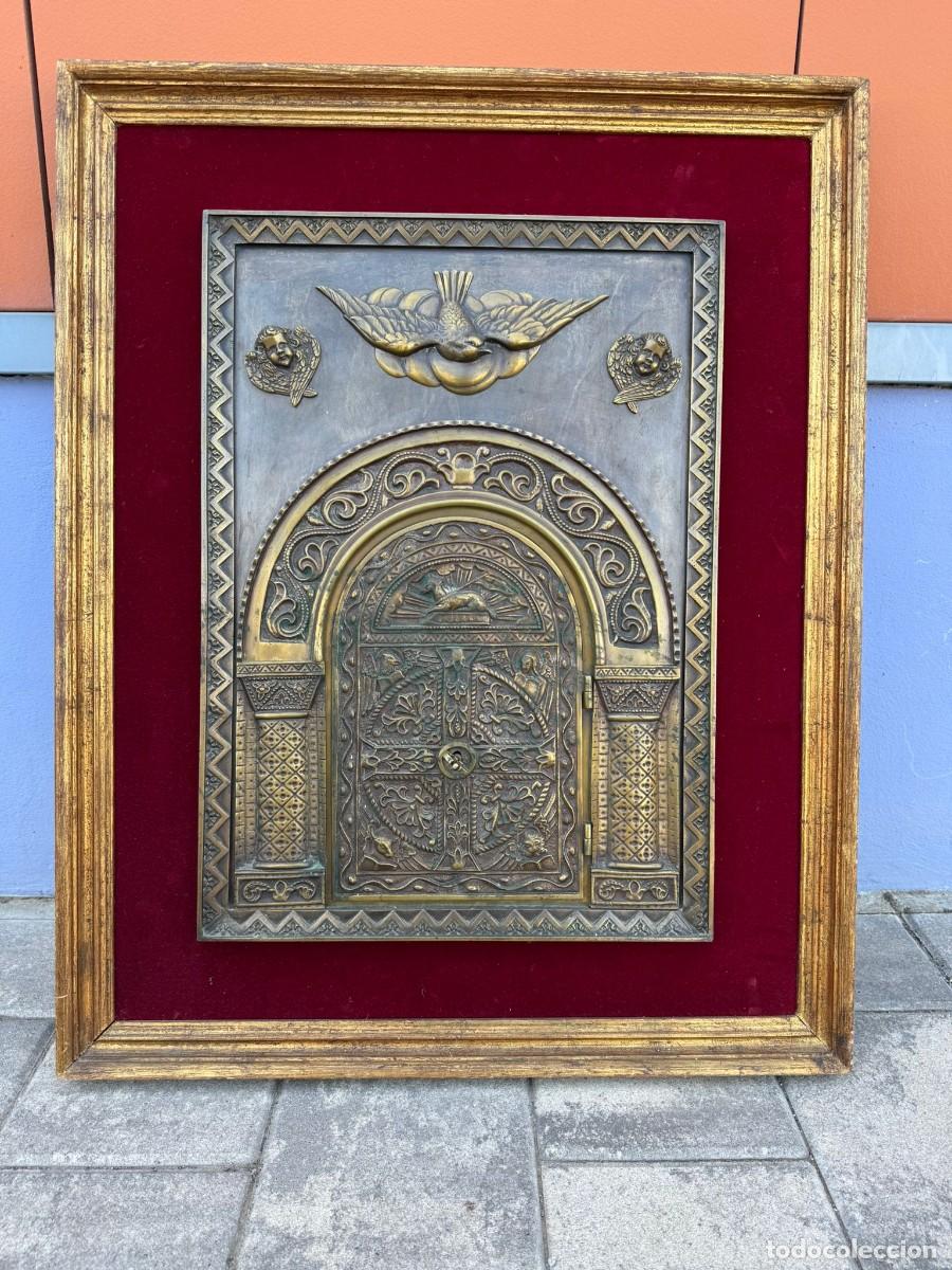 Antig&uuml;edades: Puerta de sagrario en bronce enmarcada. - Foto 1