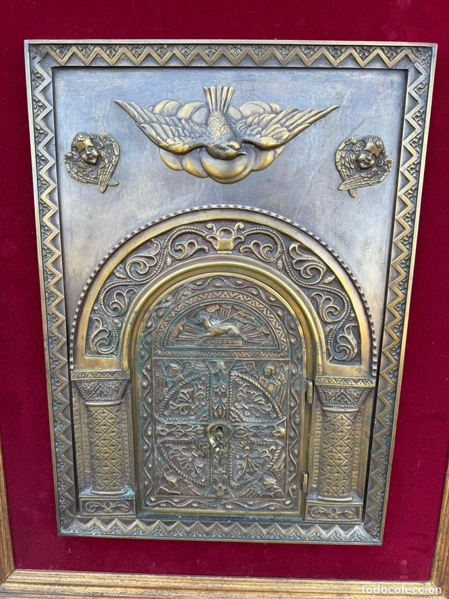 Antig&uuml;edades: Puerta de sagrario en bronce enmarcada. - Foto 2