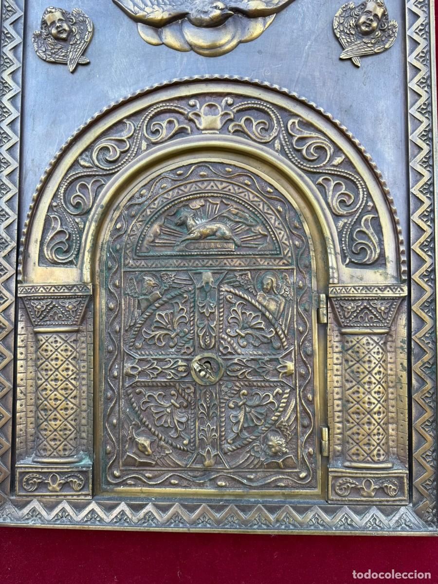 Antig&uuml;edades: Puerta de sagrario en bronce enmarcada. - Foto 3