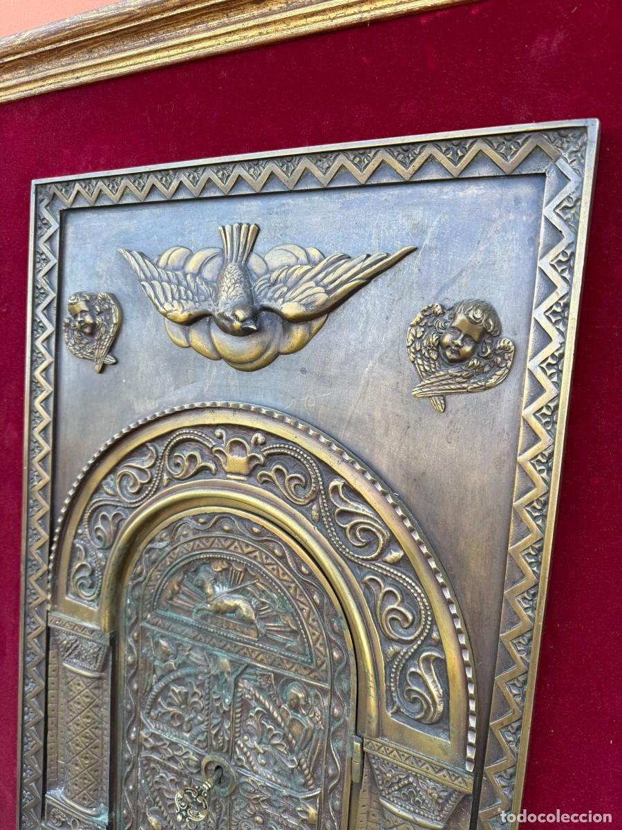 Antig&uuml;edades: Puerta de sagrario en bronce enmarcada. - Foto 5