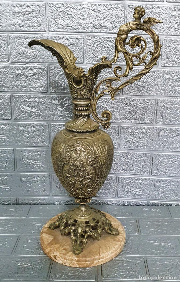 Antig&uuml;edades: Antigua jarra de bronce sobre base de marmol - Foto 1