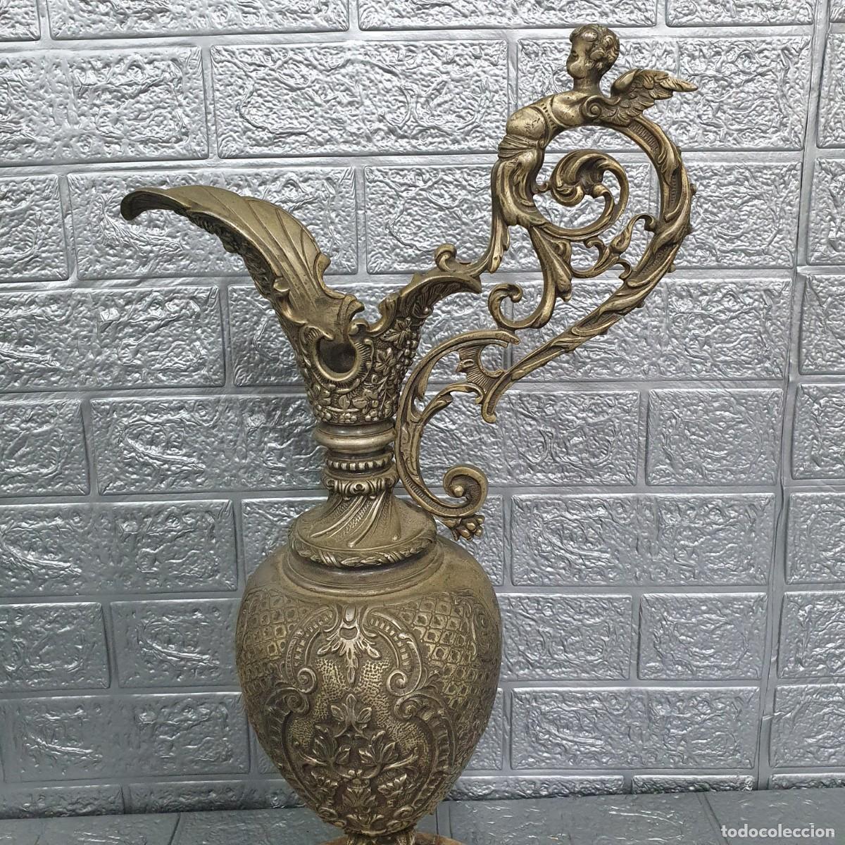 Antig&uuml;edades: Antigua jarra de bronce sobre base de marmol - Foto 2