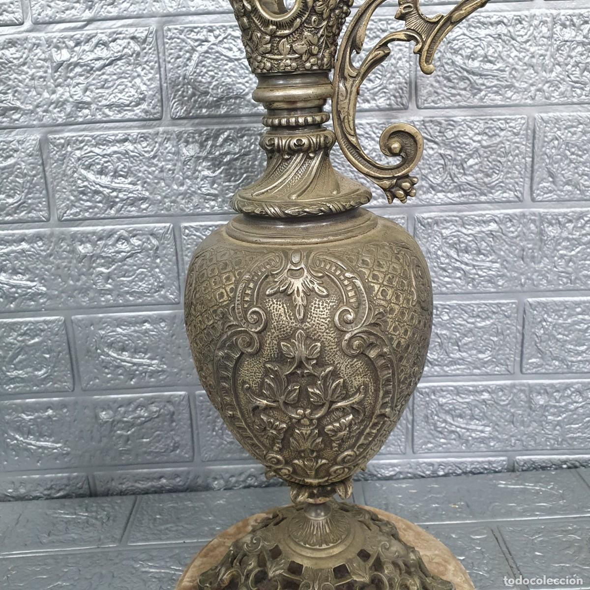 Antig&uuml;edades: Antigua jarra de bronce sobre base de marmol - Foto 3