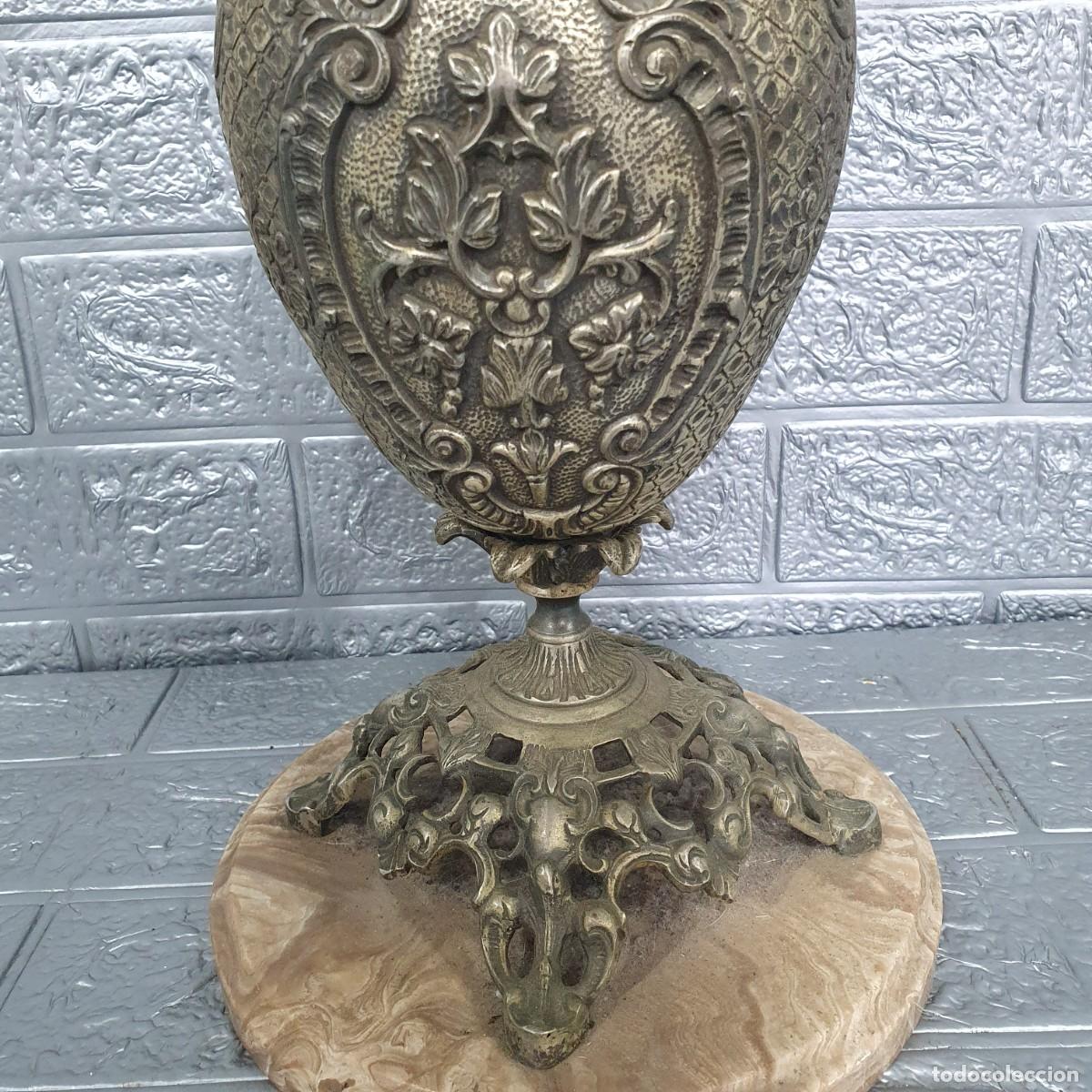 Antig&uuml;edades: Antigua jarra de bronce sobre base de marmol - Foto 4