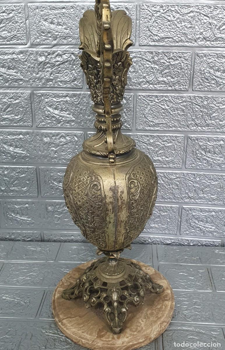 Antig&uuml;edades: Antigua jarra de bronce sobre base de marmol - Foto 5