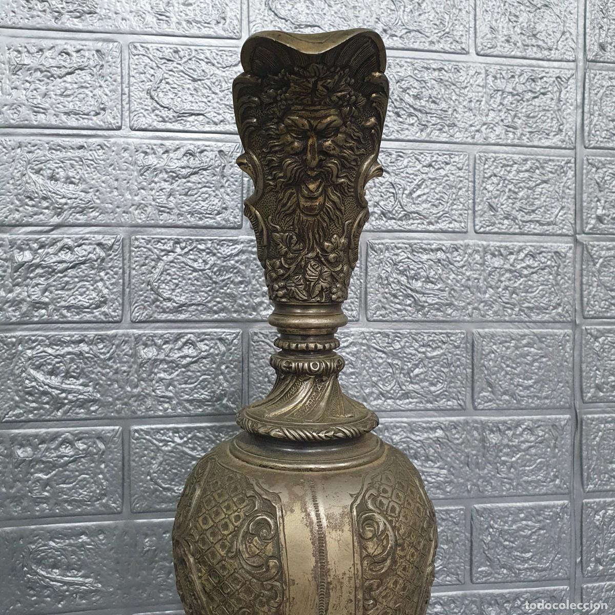 Antig&uuml;edades: Antigua jarra de bronce sobre base de marmol - Foto 8