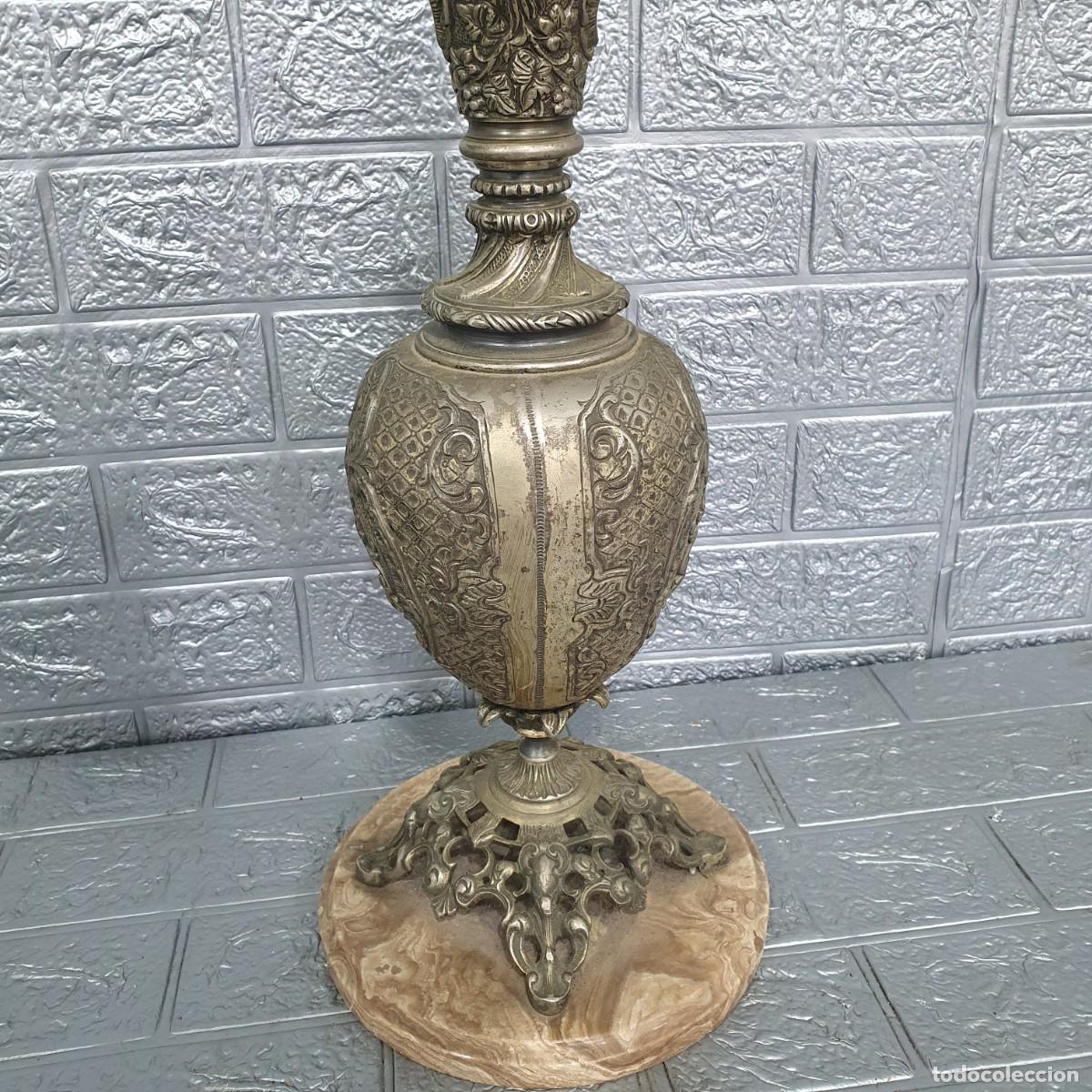 Antig&uuml;edades: Antigua jarra de bronce sobre base de marmol - Foto 9