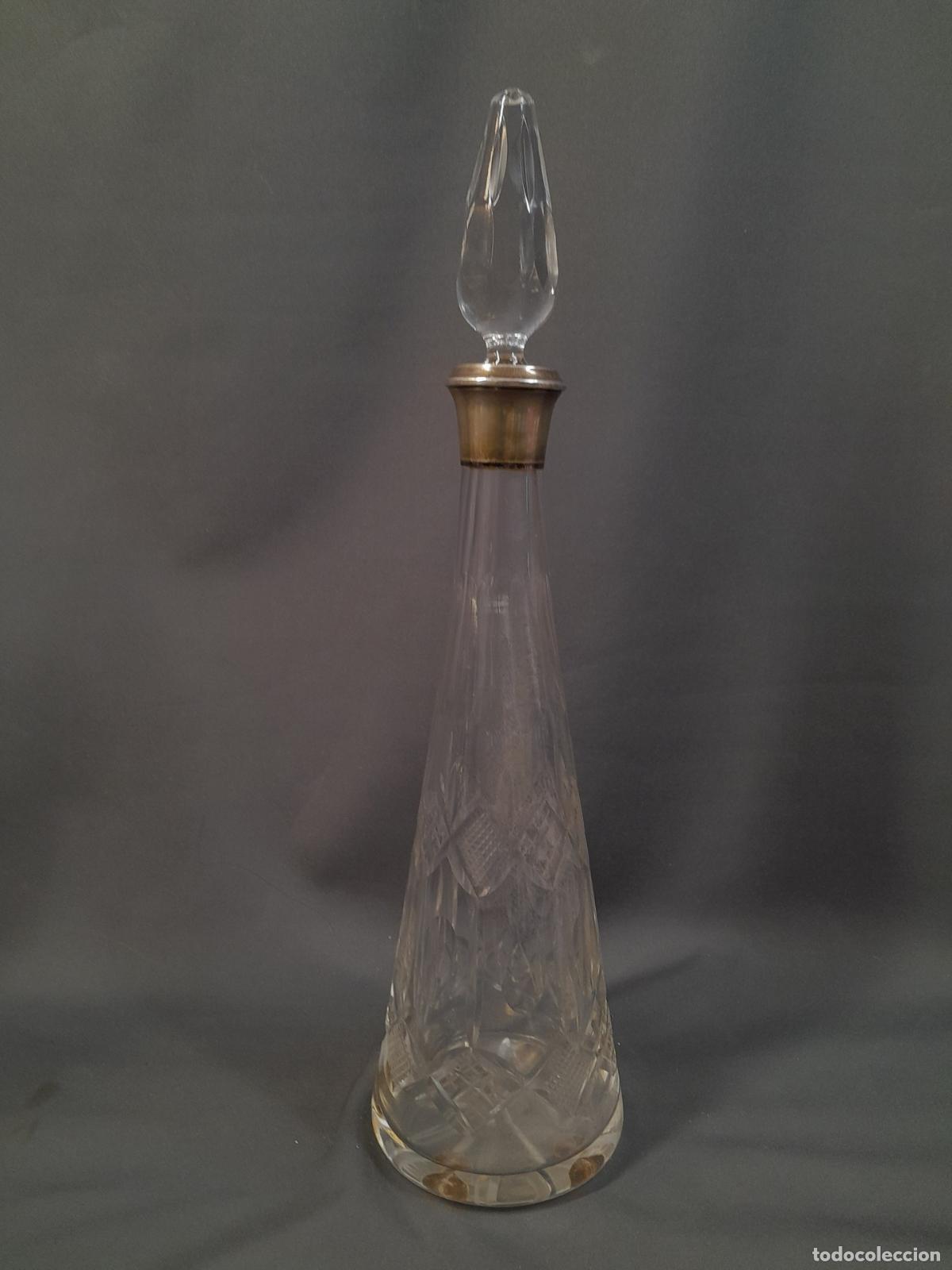 Antiquit&eacute;s: 2. LICORERA EN CRISTAL TALLADO CON CUELLO EN PLATA DE LEY. MEDIADOS S.XX