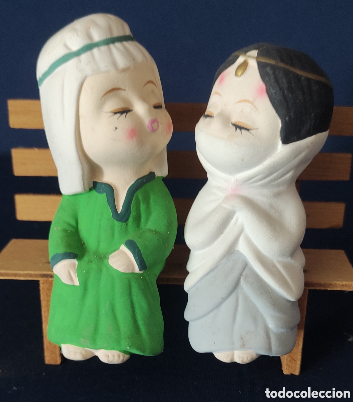 Antig&uuml;edades: Pareja de figuras de escayola - Foto 1