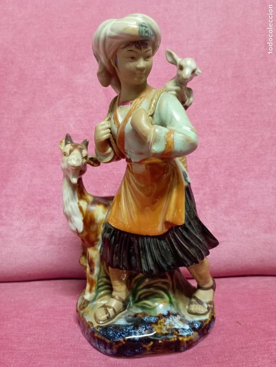 Antig&uuml;edades: Figura de pastor oriental, china, en cer&aacute;mica esmaltada.
