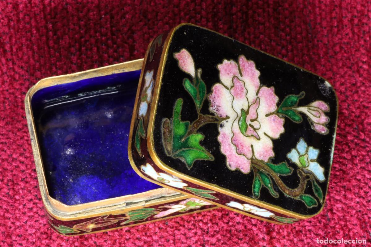 Antig&uuml;edades: Caja pastillero rectangular negra. Esmalte cloisonn&eacute;. Black rectangular pill box. Cloisonn&eacute; enamel. - Foto 1
