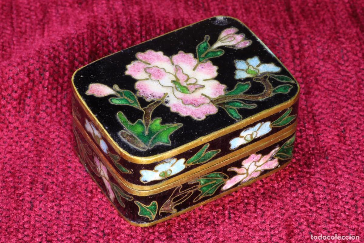 Antig&uuml;edades: Caja pastillero rectangular negra. Esmalte cloisonn&eacute;. Black rectangular pill box. Cloisonn&eacute; enamel. - Foto 2