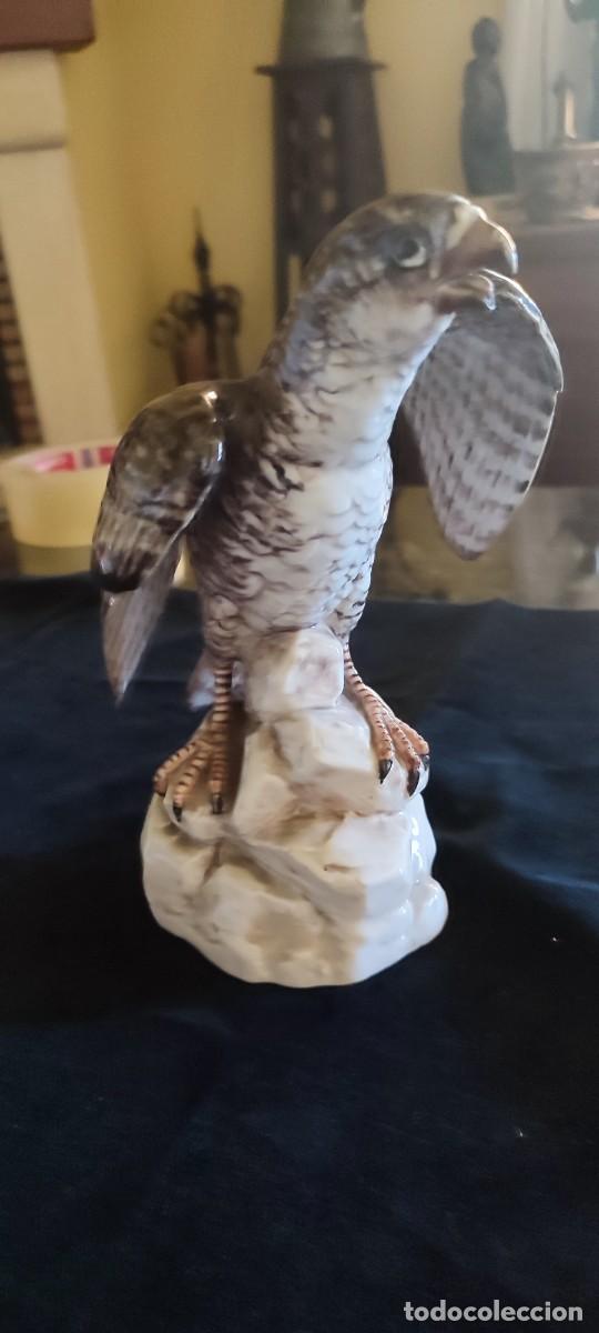 Antiguidades: Preciosa figura de porcelana de un halc&oacute;n desplegando las alas con sello