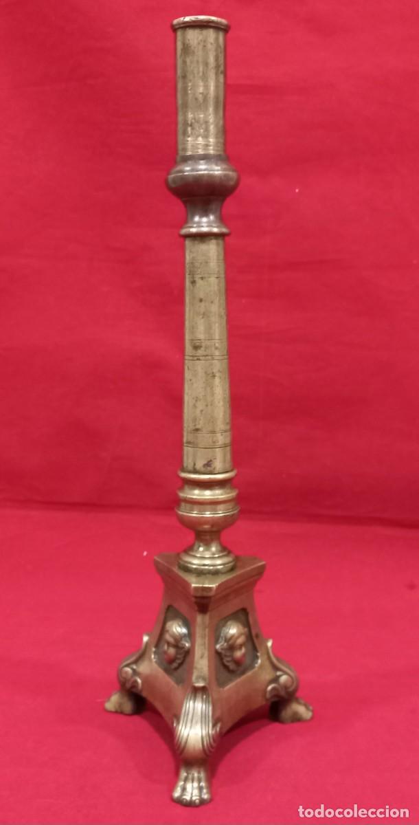 Antig&uuml;edades: ANTIGUO CANDELABRO DE BRONCE DE ALTAR - Foto 1