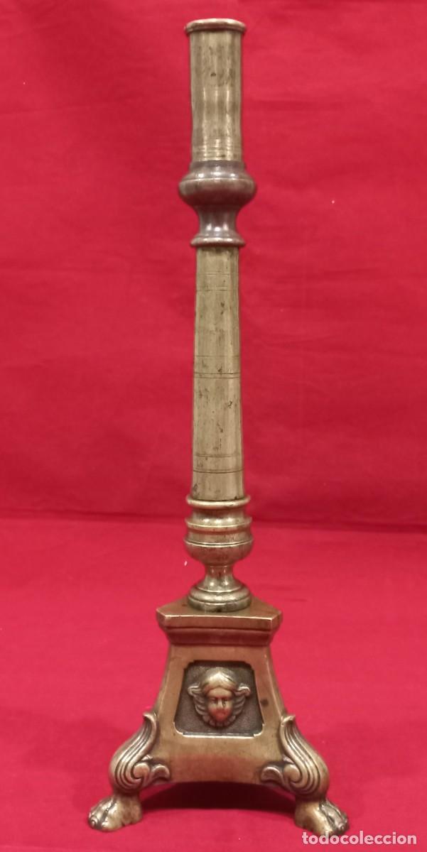 Antig&uuml;edades: ANTIGUO CANDELABRO DE BRONCE DE ALTAR - Foto 3