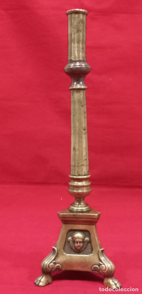 Antig&uuml;edades: ANTIGUO CANDELABRO DE BRONCE DE ALTAR - Foto 4