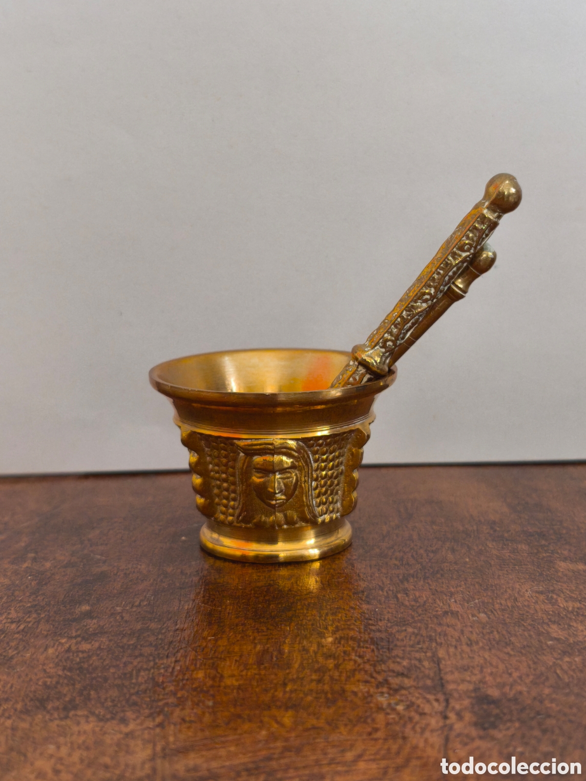 Antig&uuml;edades: Almirez antiguo dorado con dos mazos - Foto 2