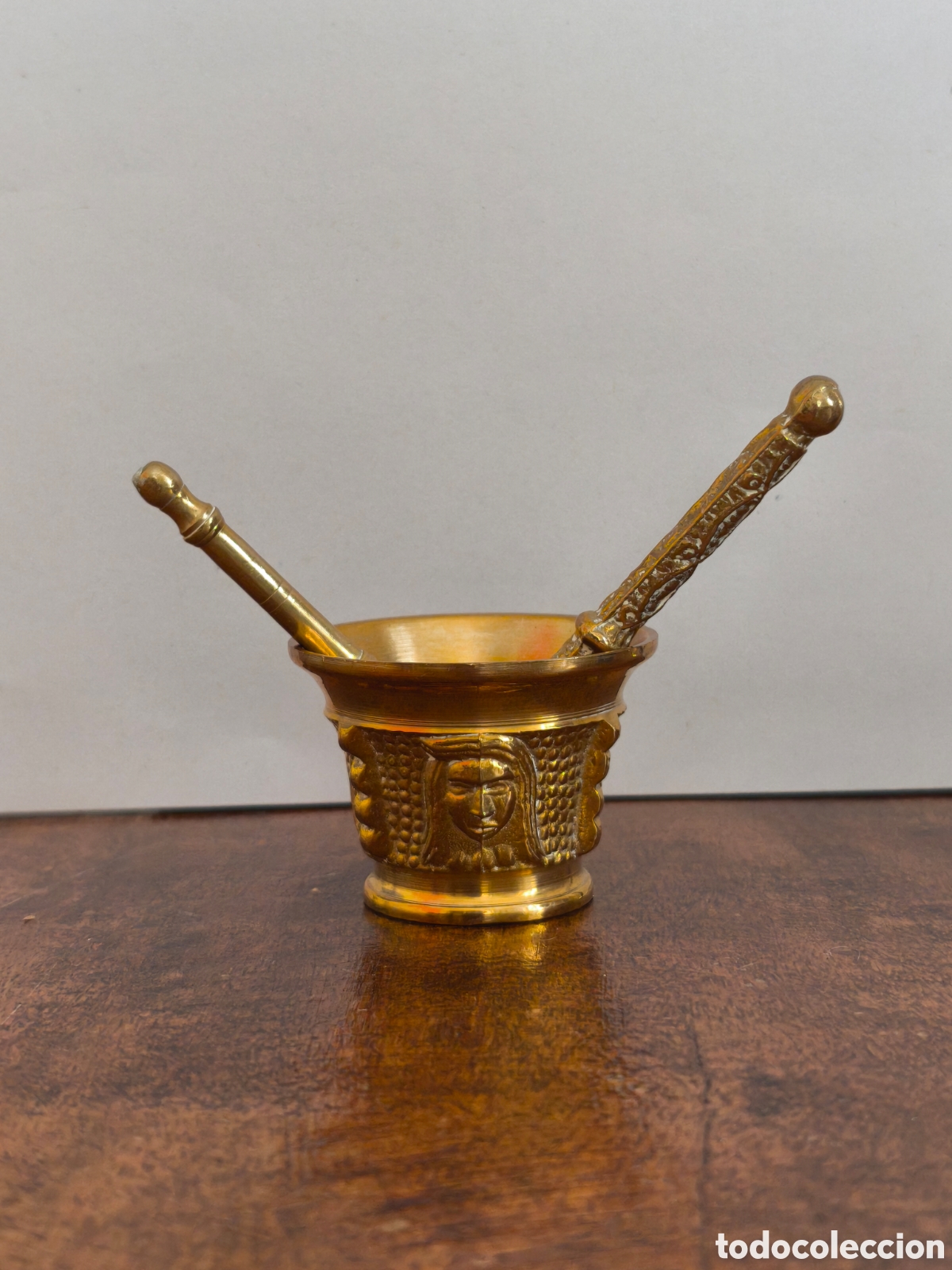 Antig&uuml;edades: Almirez antiguo dorado con dos mazos - Foto 3