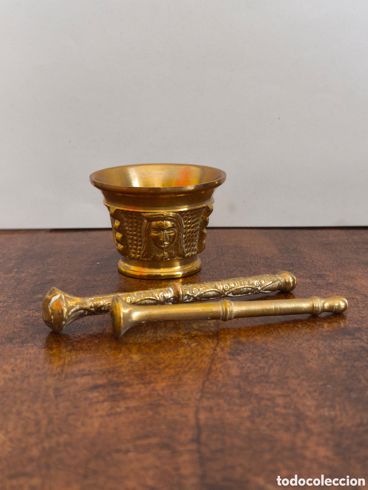 Antig&uuml;edades: Almirez antiguo dorado con dos mazos - Foto 4