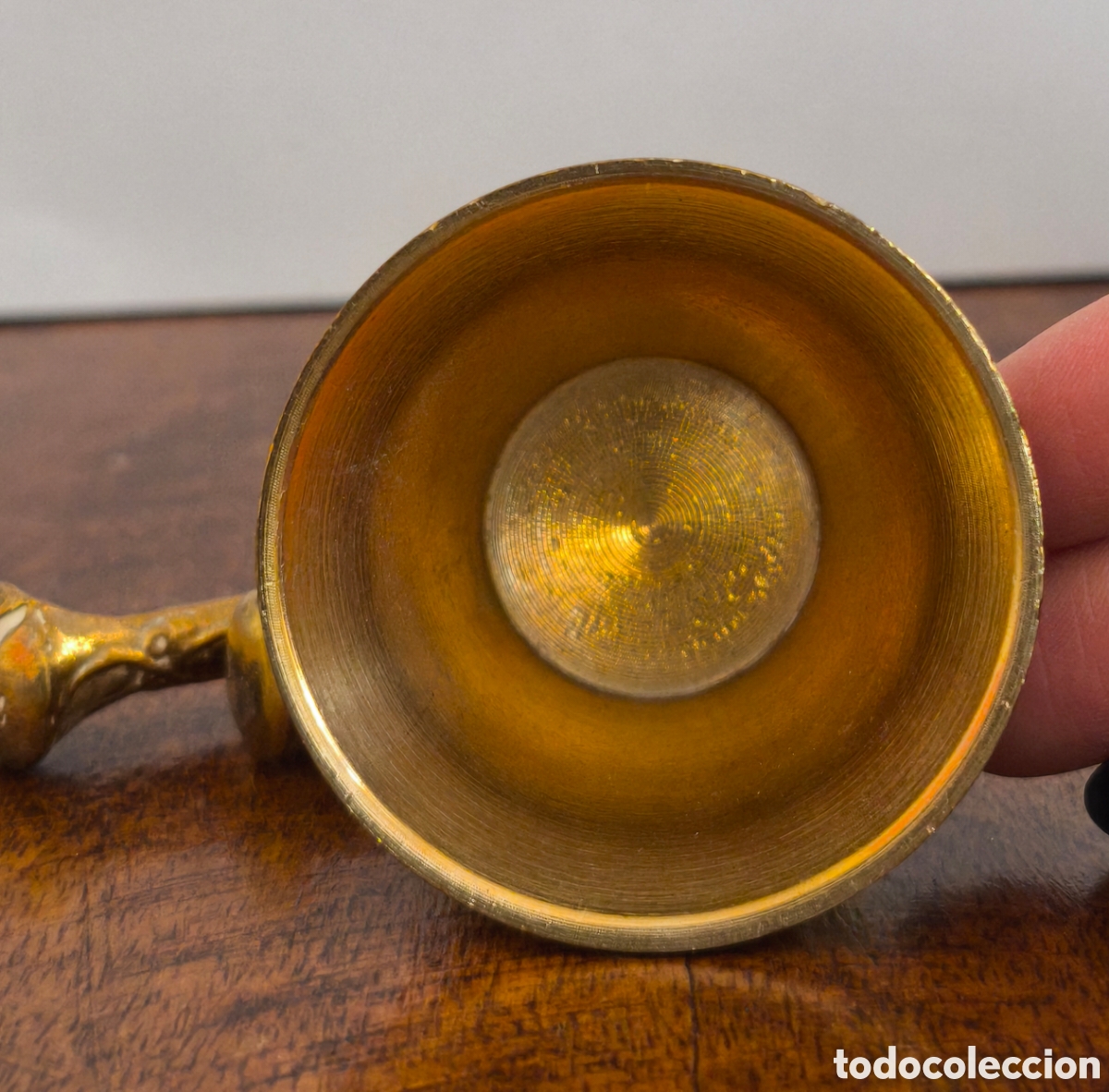 Antig&uuml;edades: Almirez antiguo dorado con dos mazos - Foto 5