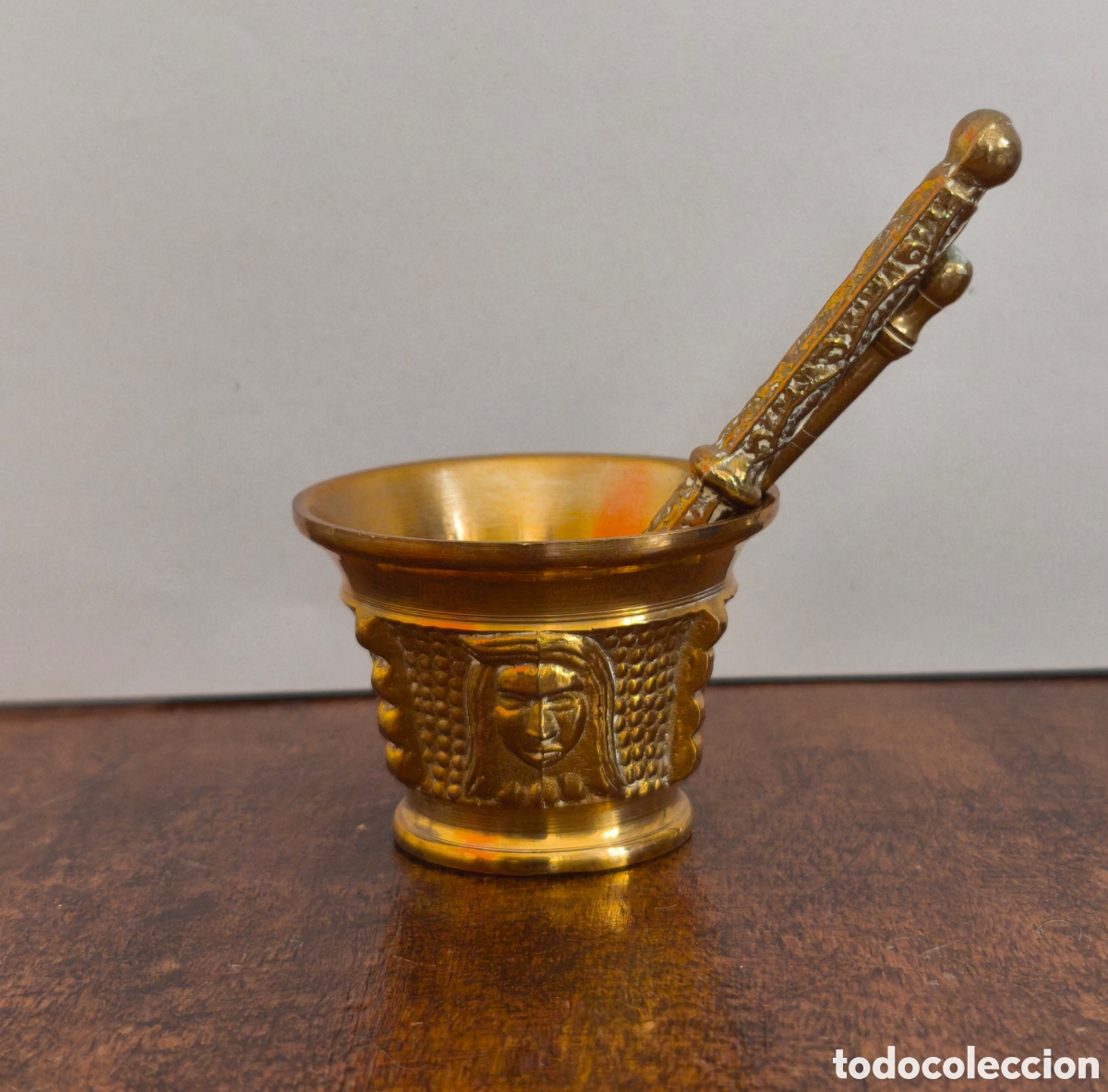 Antig&uuml;edades: Almirez antiguo dorado con dos mazos - Foto 1