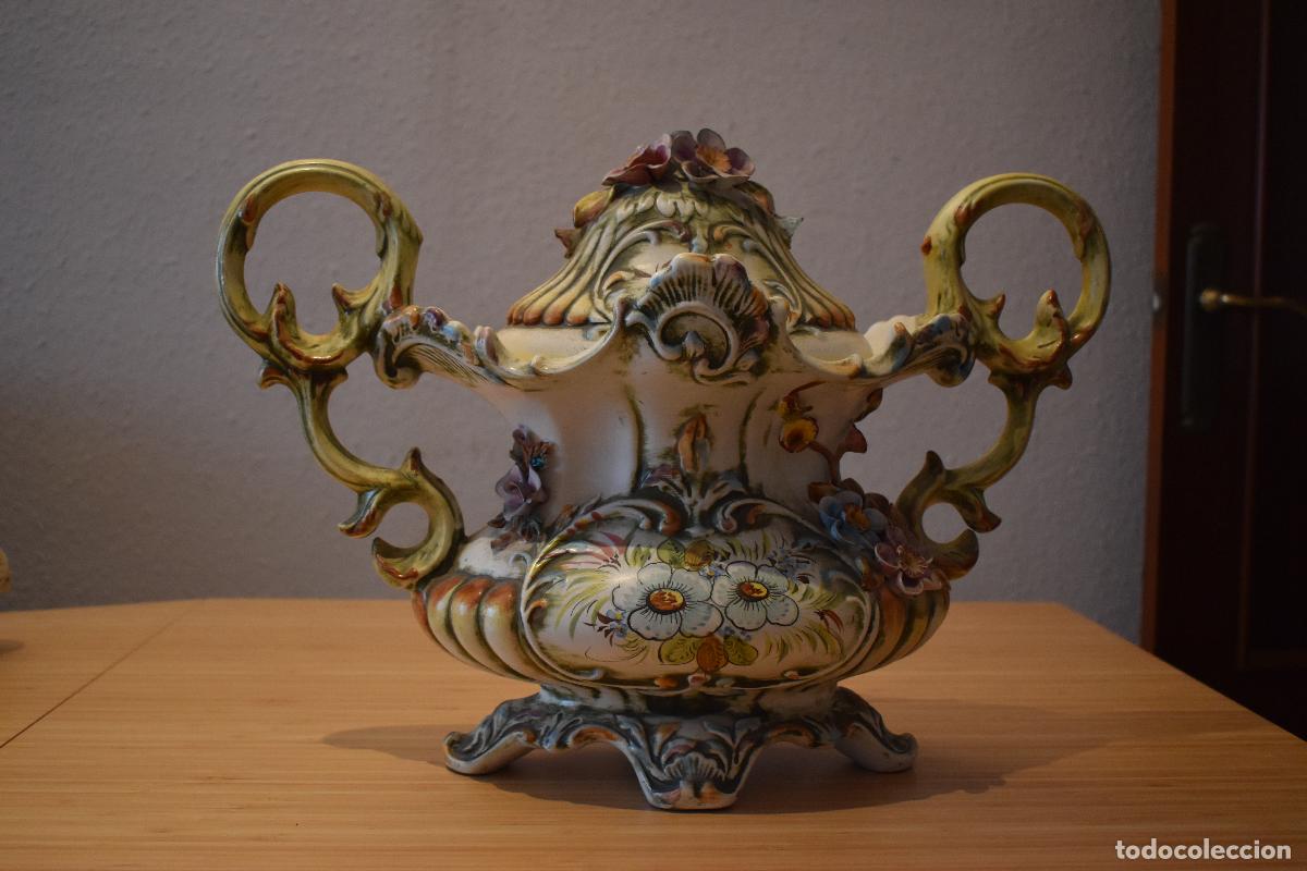 Antig&uuml;edades: Sopera de porcelana Capodimonte - Foto 1