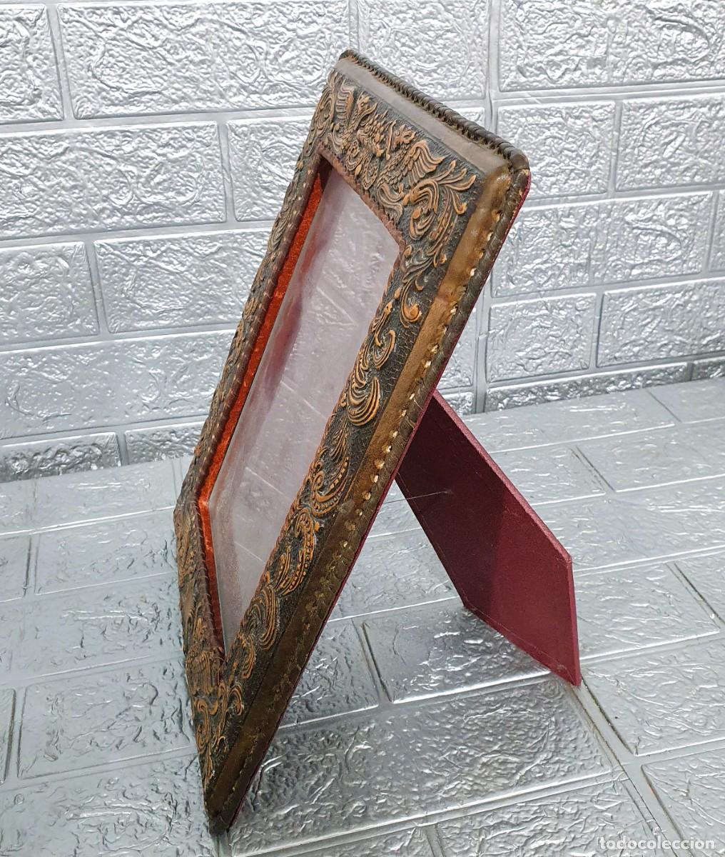 Antig&uuml;edades: Marco de cuero repujado con cristal - Foto 2