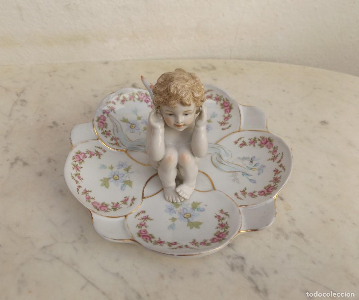Antig&uuml;edades: plato decorado a mano con angelito - Foto 1