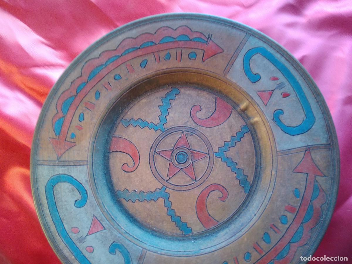 Antig&uuml;edades: Plato de barro decorado Mueble Gris - Foto 3