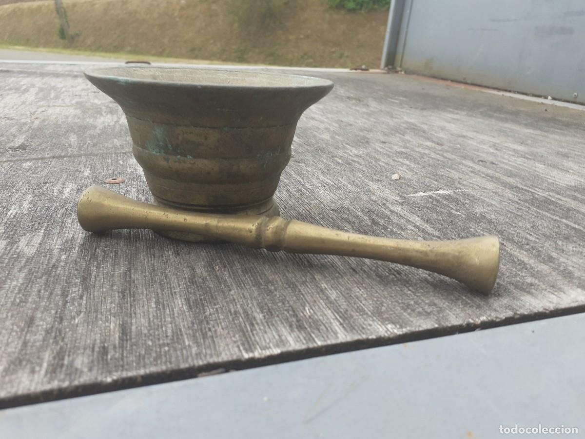 Antig&uuml;edades: Mortero en bronce con su mano - Foto 2