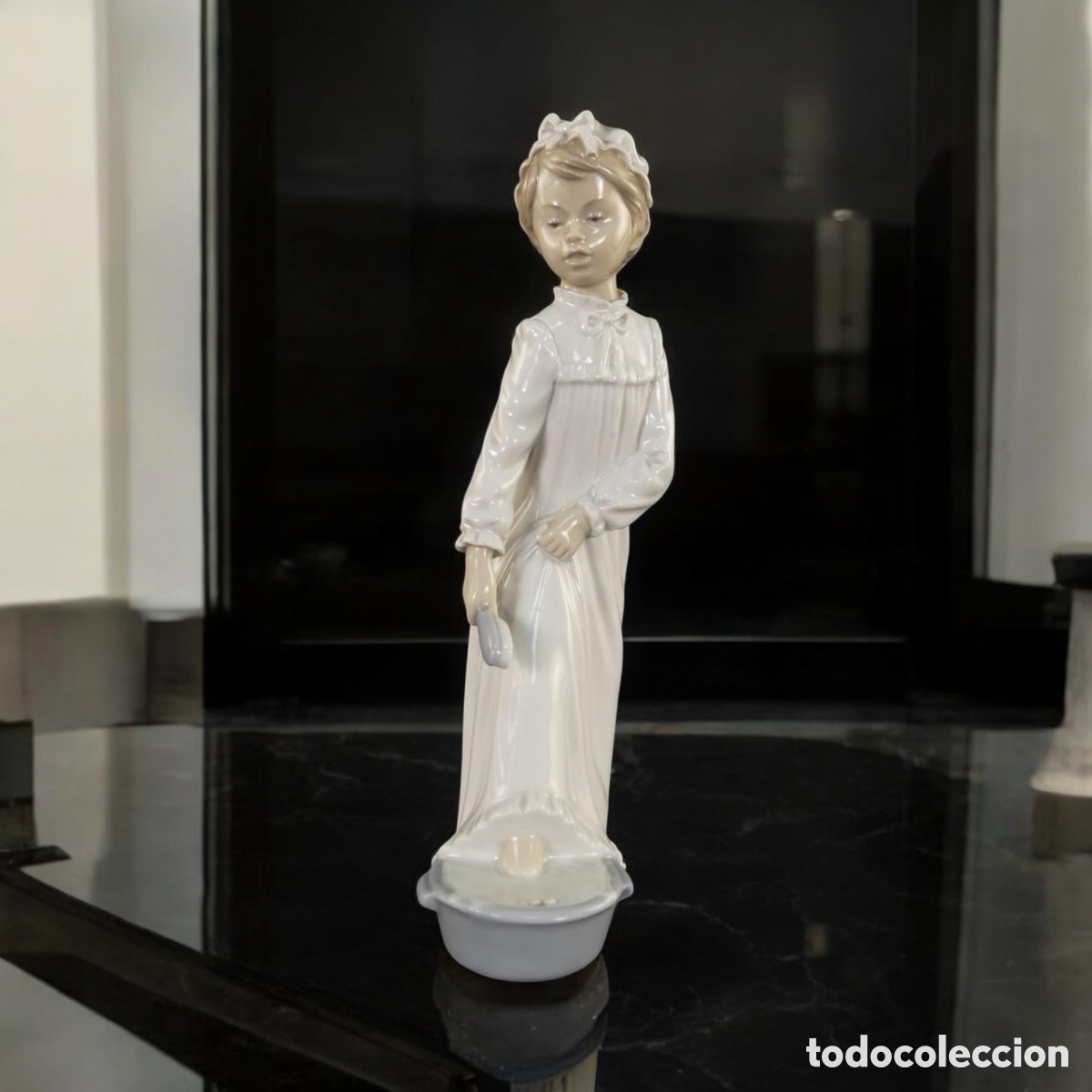 Antig&uuml;edades: Figura de Lladr&oacute; &ldquo;Ni&ntilde;a en camis&oacute;n&rdquo; - Foto 1