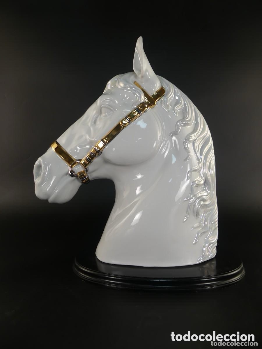 Antig&uuml;edades: Cabeza de caballo en porcelana esmaltada Nadal