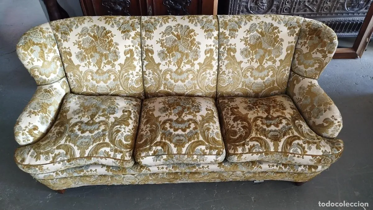 SOFA TAPIZADO EN VERDE CON MOTIVOS ORGANICOS