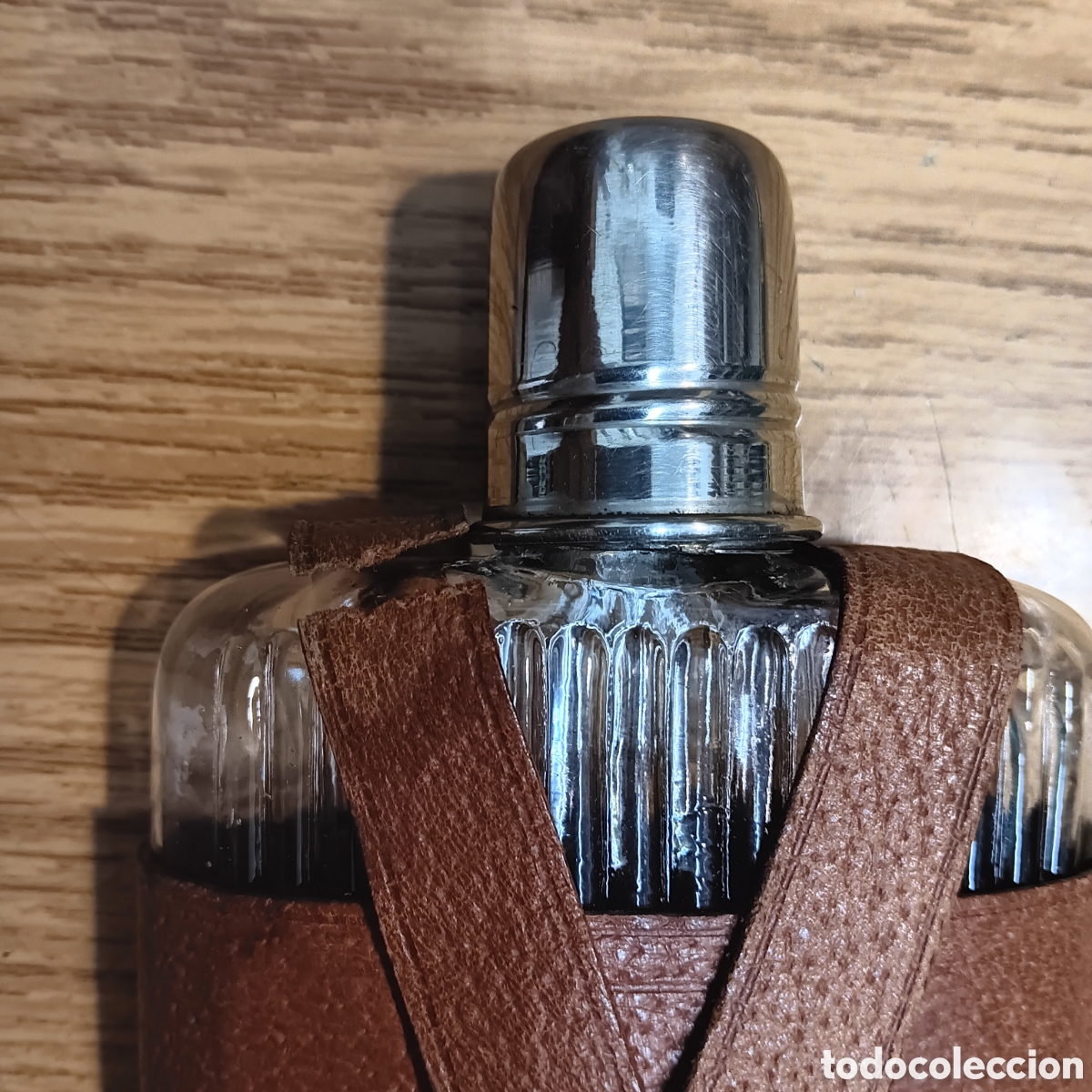 Antig&uuml;edades: Antigua petaca de cristal con funda de cuero.