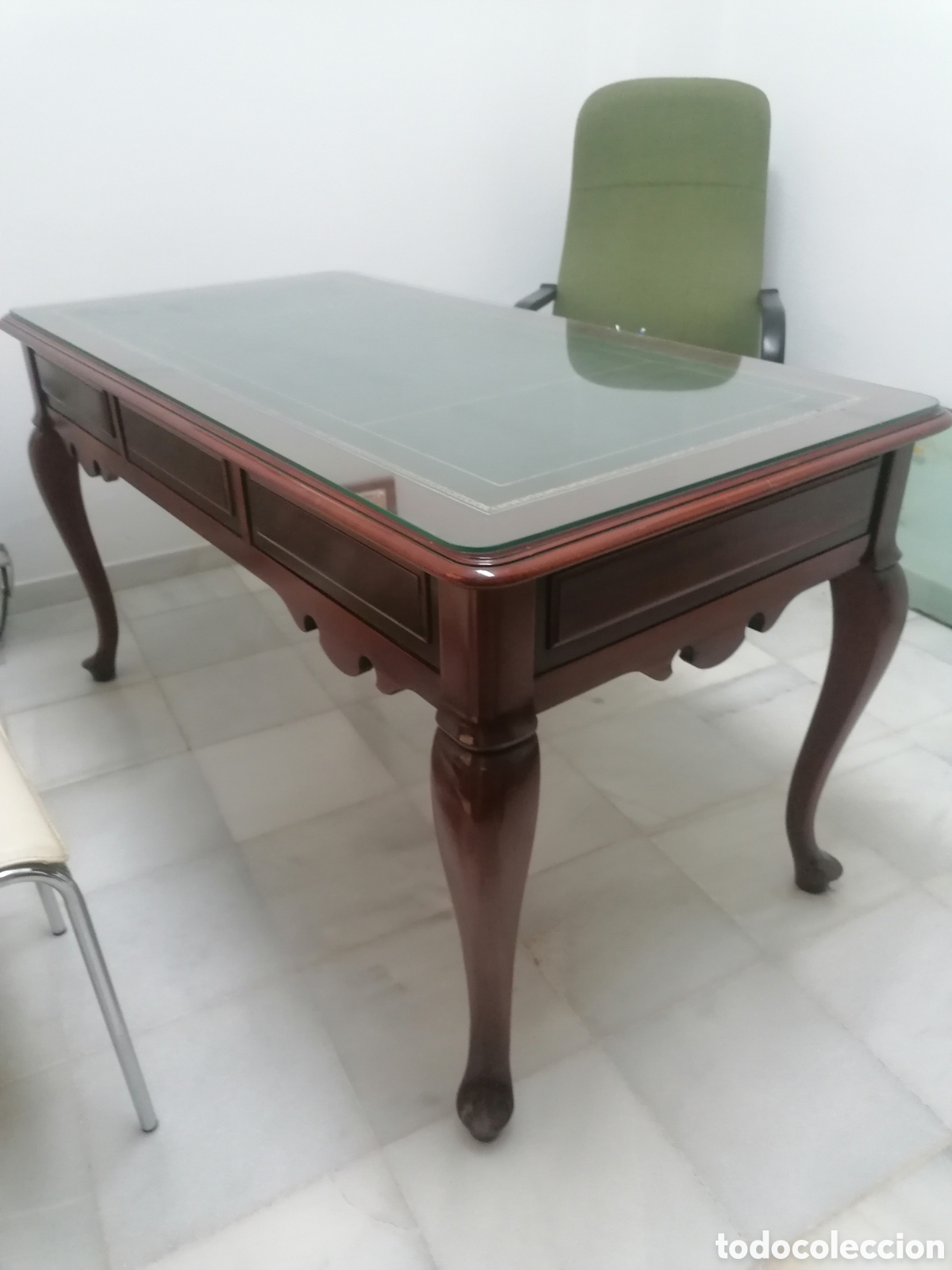 Antig&uuml;edades: Mesa de despacho con tapa de cristal. - Foto 2