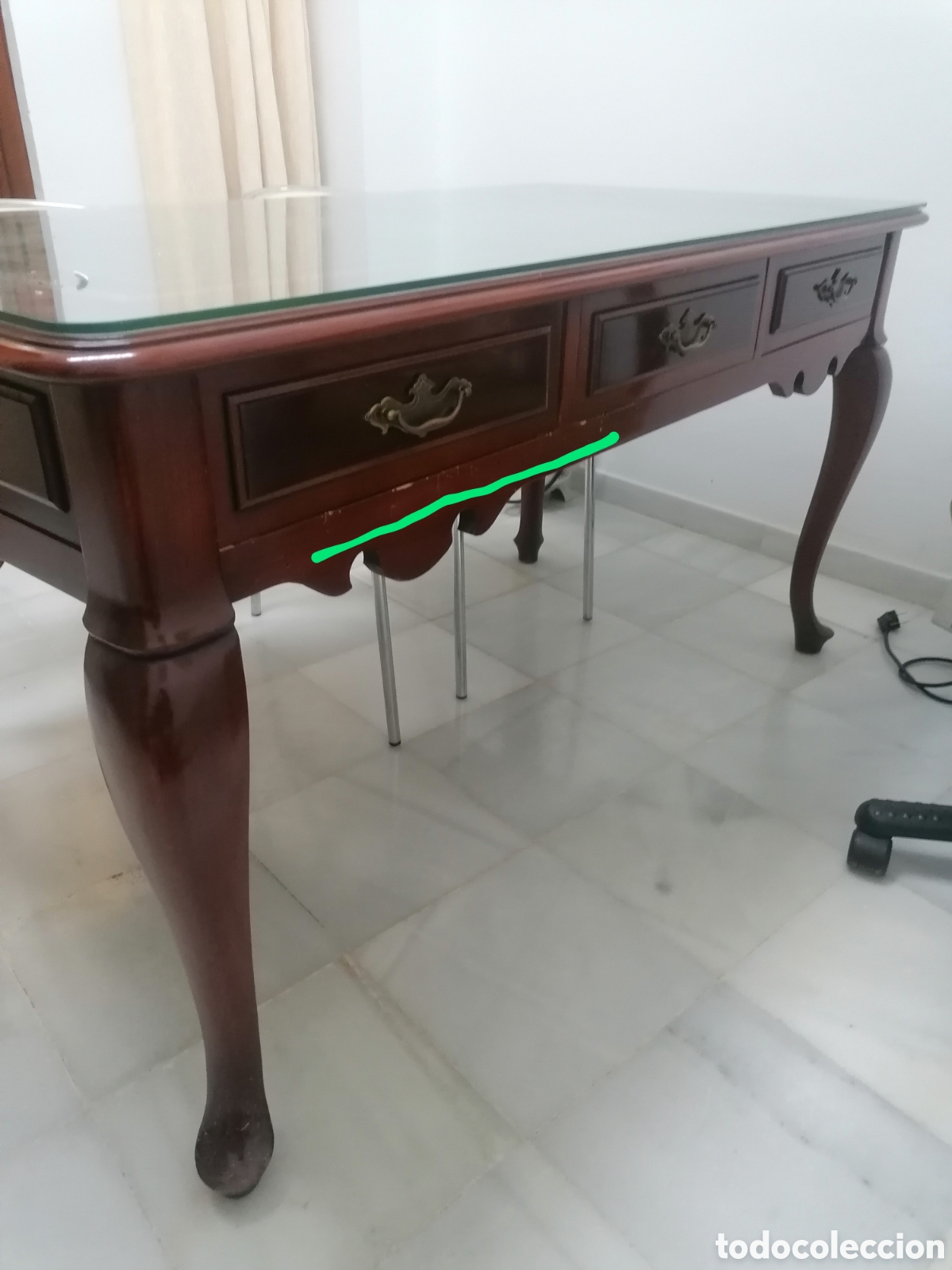 Antig&uuml;edades: Mesa de despacho con tapa de cristal. - Foto 3