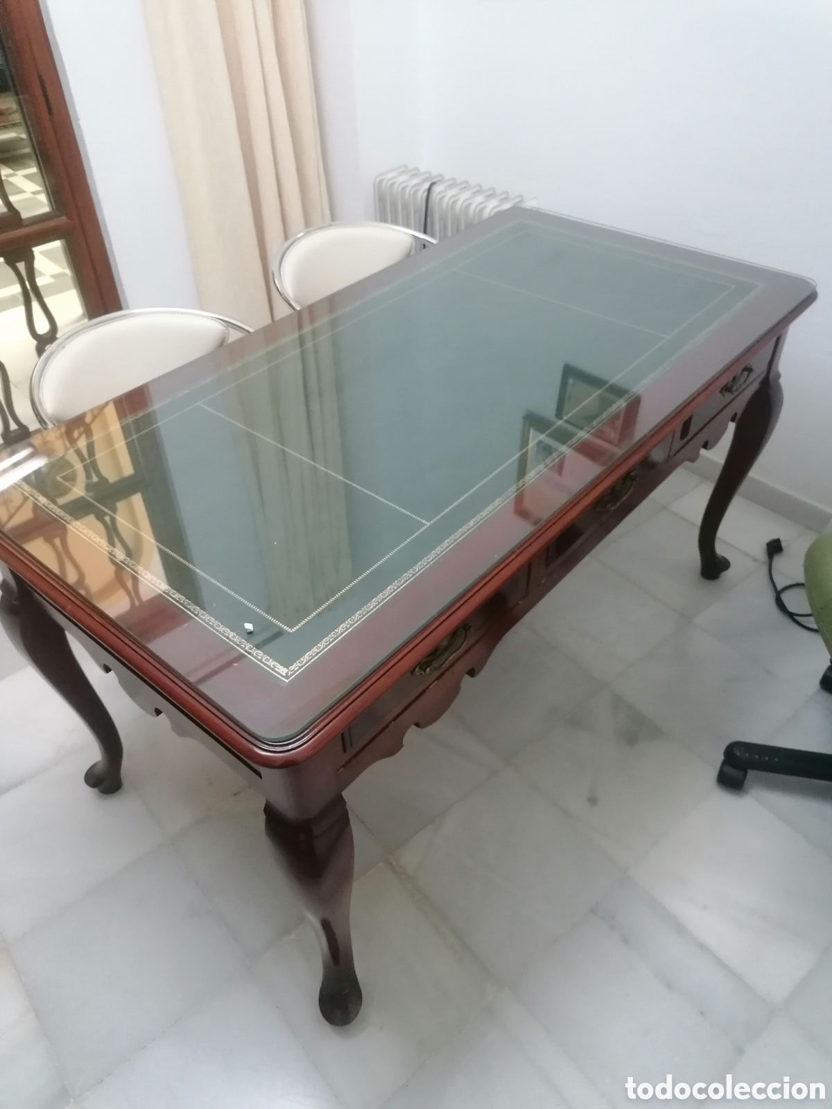 Antig&uuml;edades: Mesa de despacho con tapa de cristal. - Foto 1